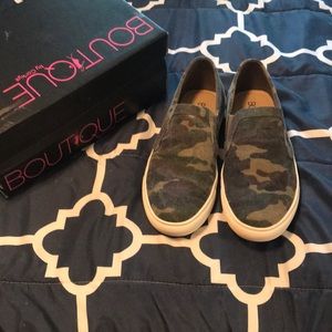 Women’s camo corky slip ons size 11